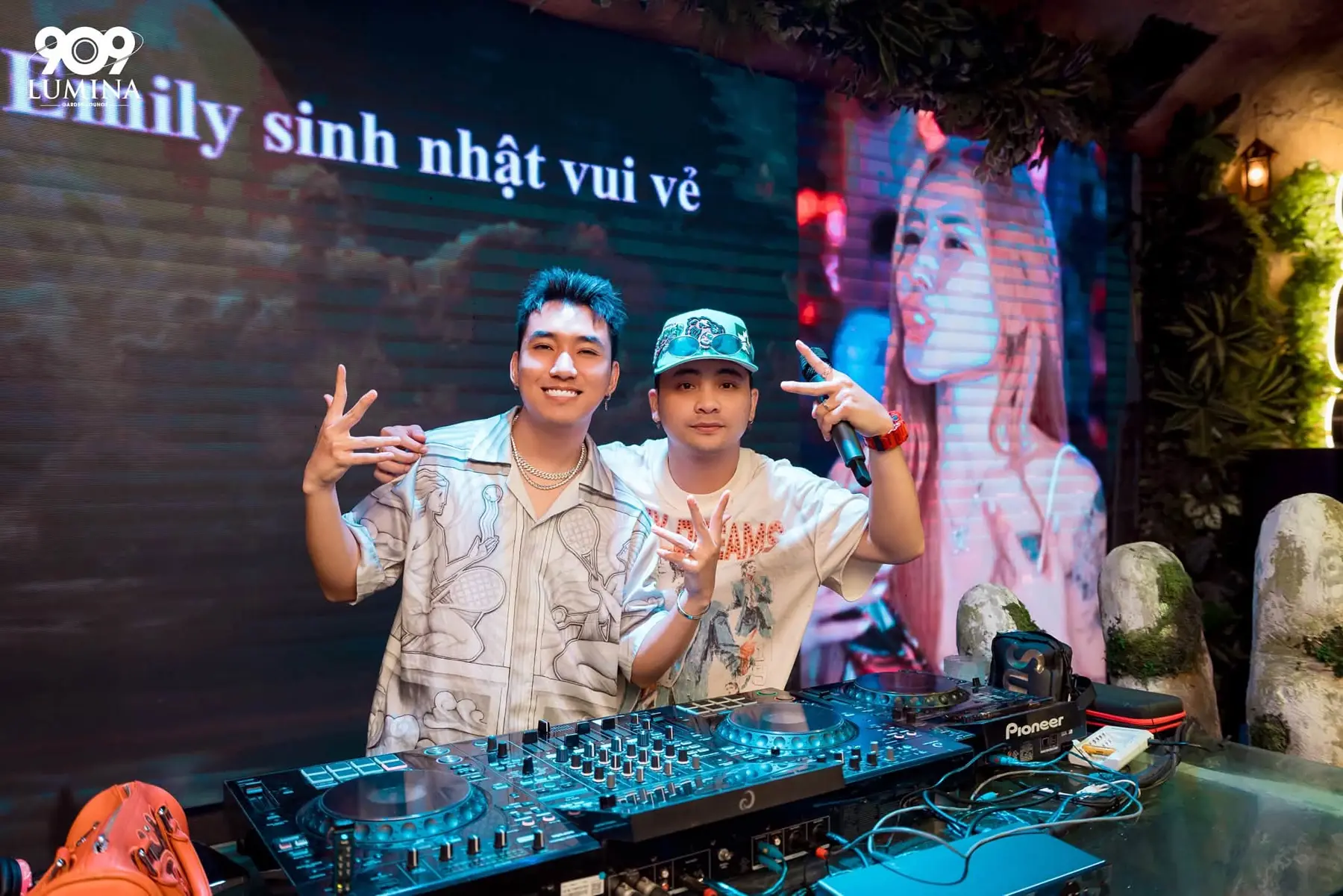 Đặt bàn lounge cuối tuần