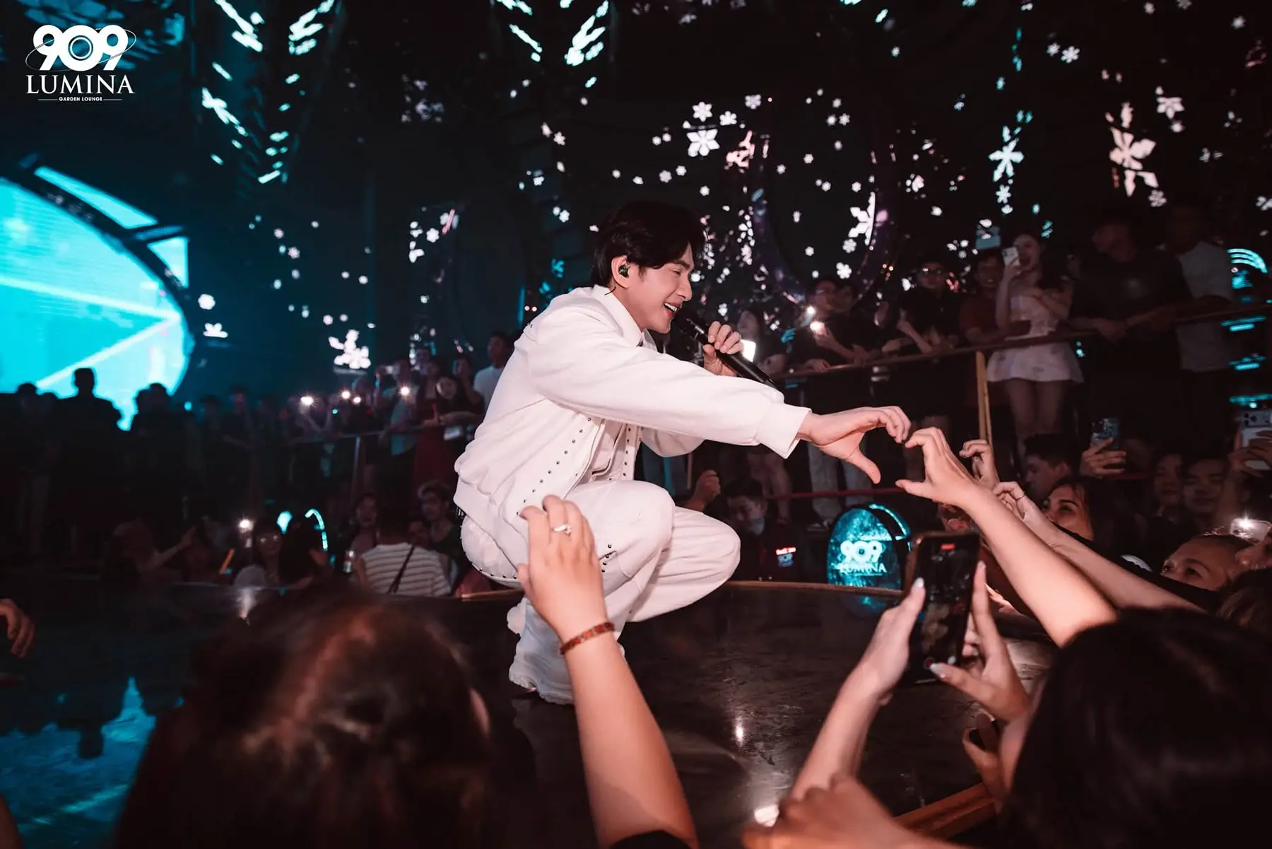 Live show tại 909 Lumina